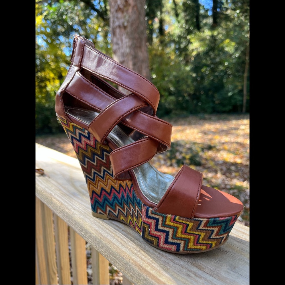 🌻 HP 🌻 Brown & Multicolor Chevron Print Wedges, Size 6.5